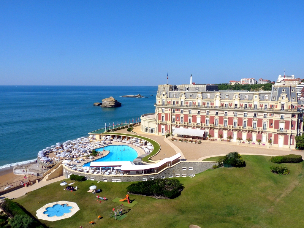 Tapis_Rouge_Hotel-du-Palais_4.jpg